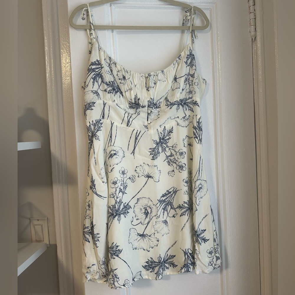 ASTR The Label Women’s Mon Cheri Mini Dress Size XL White Navy Floral Tie Straps